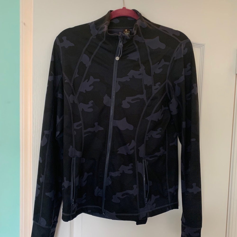 Yogalicious camo zipup size L!